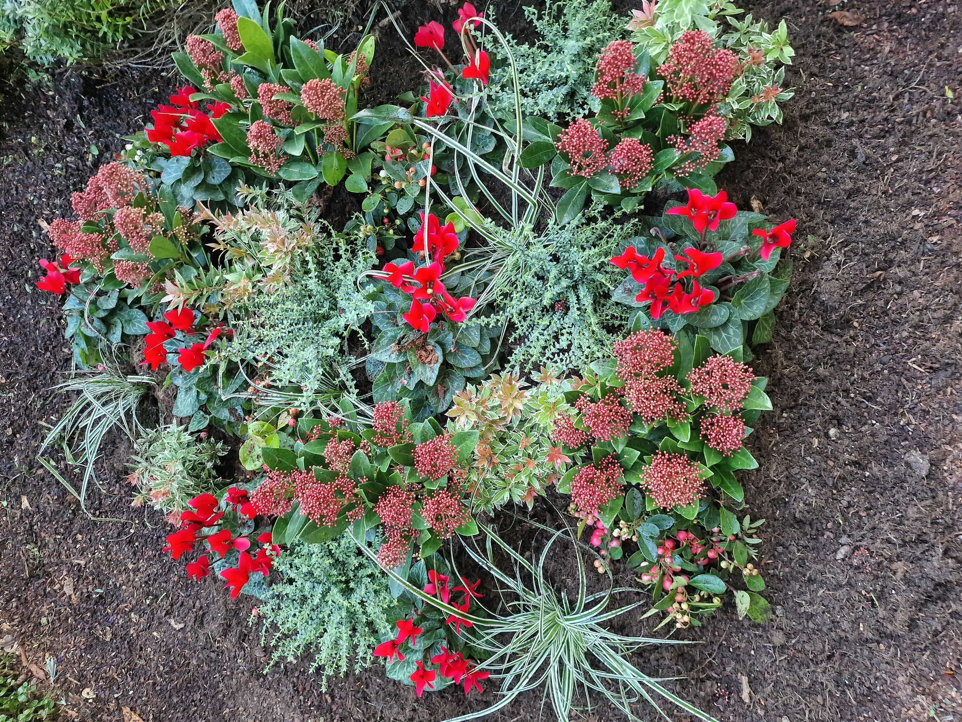 Florales Gesteck für Friedhof und Gedenkstätten mit dezenten Blumen und Grünpflanzen