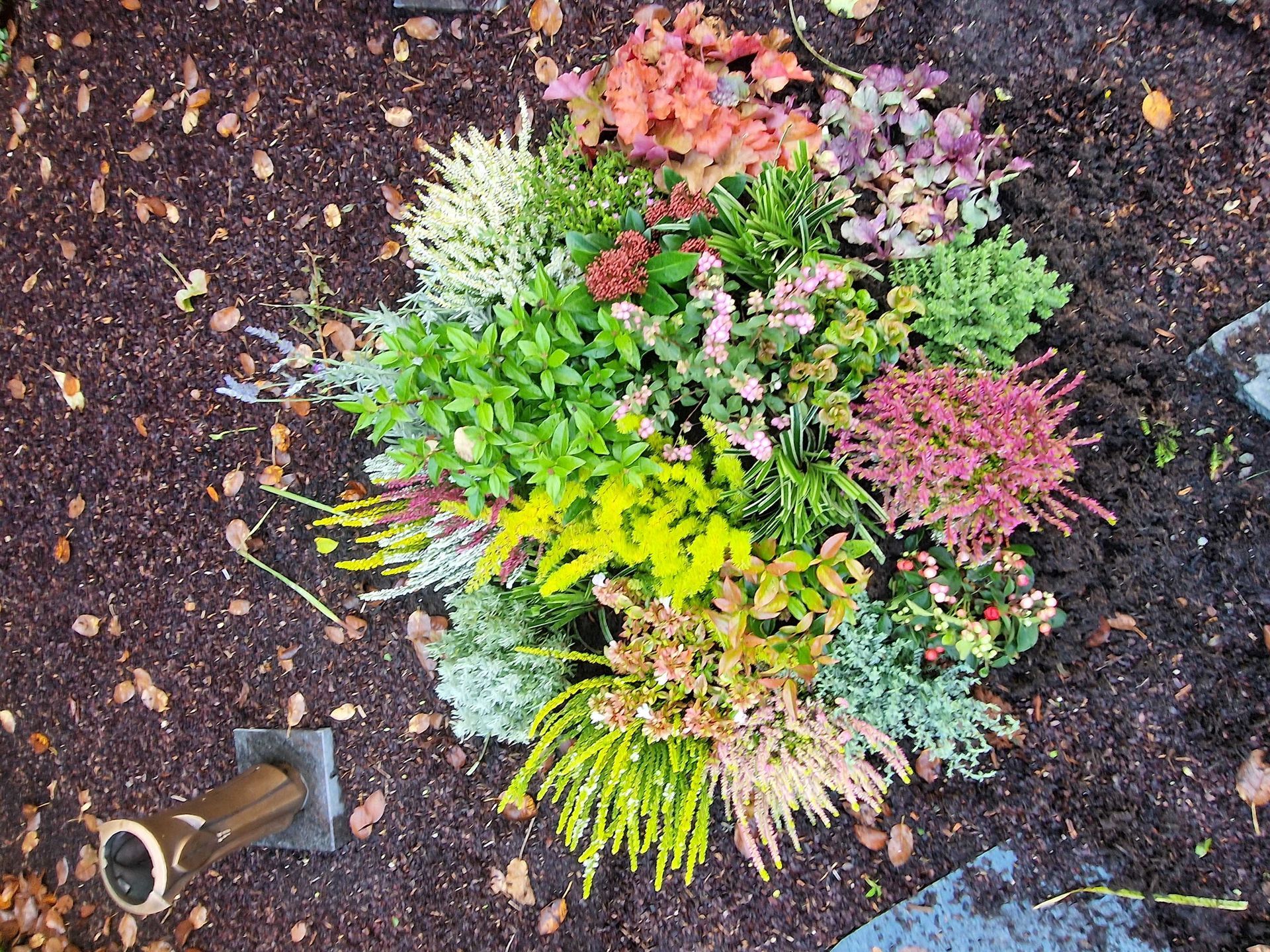 Florales Gesteck für Friedhof und Gedenkstätten mit dezenten Blumen und Grünpflanzen
