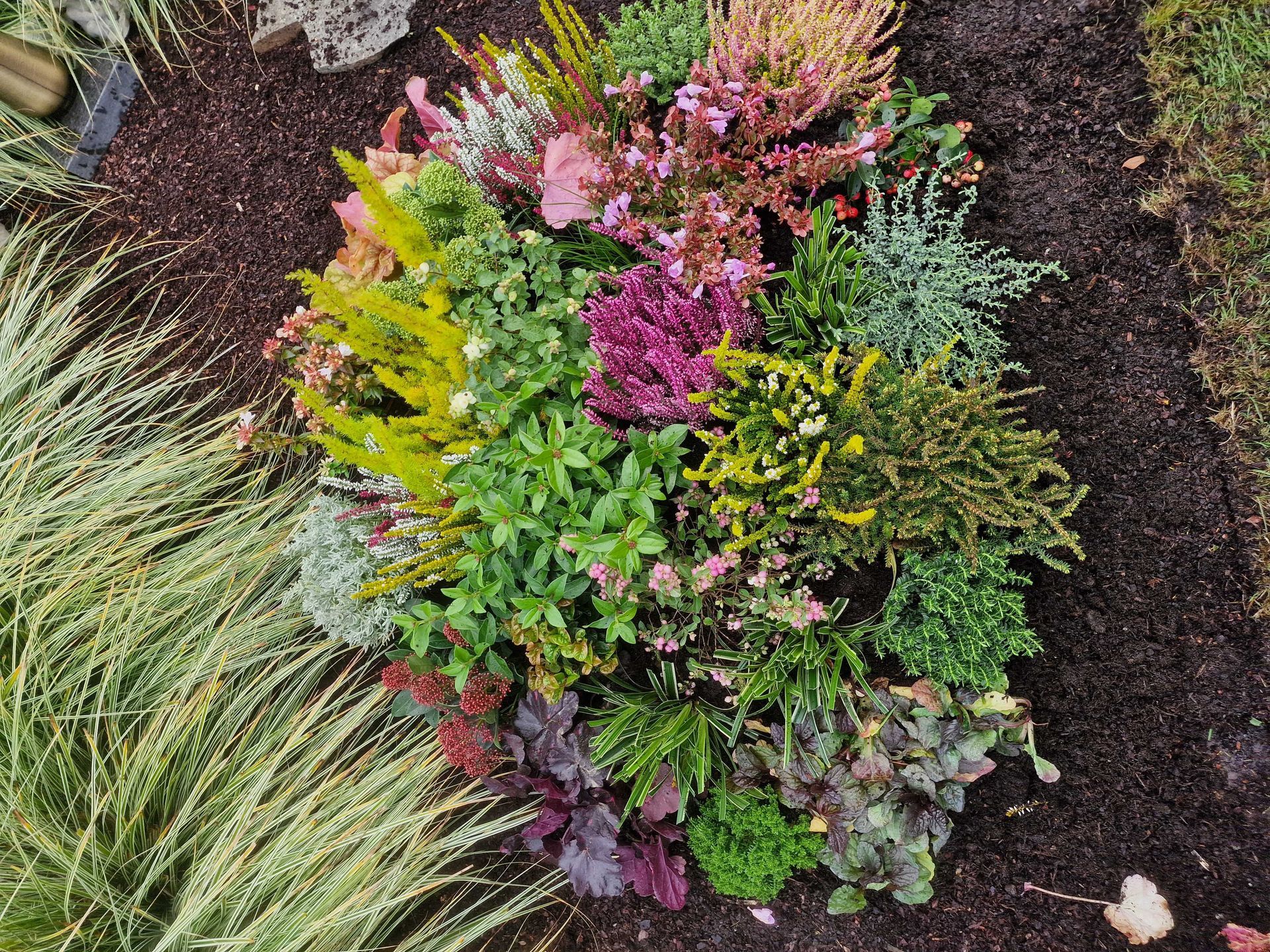 Florales Gesteck für Friedhof und Gedenkstätten mit dezenten Blumen und Grünpflanzen