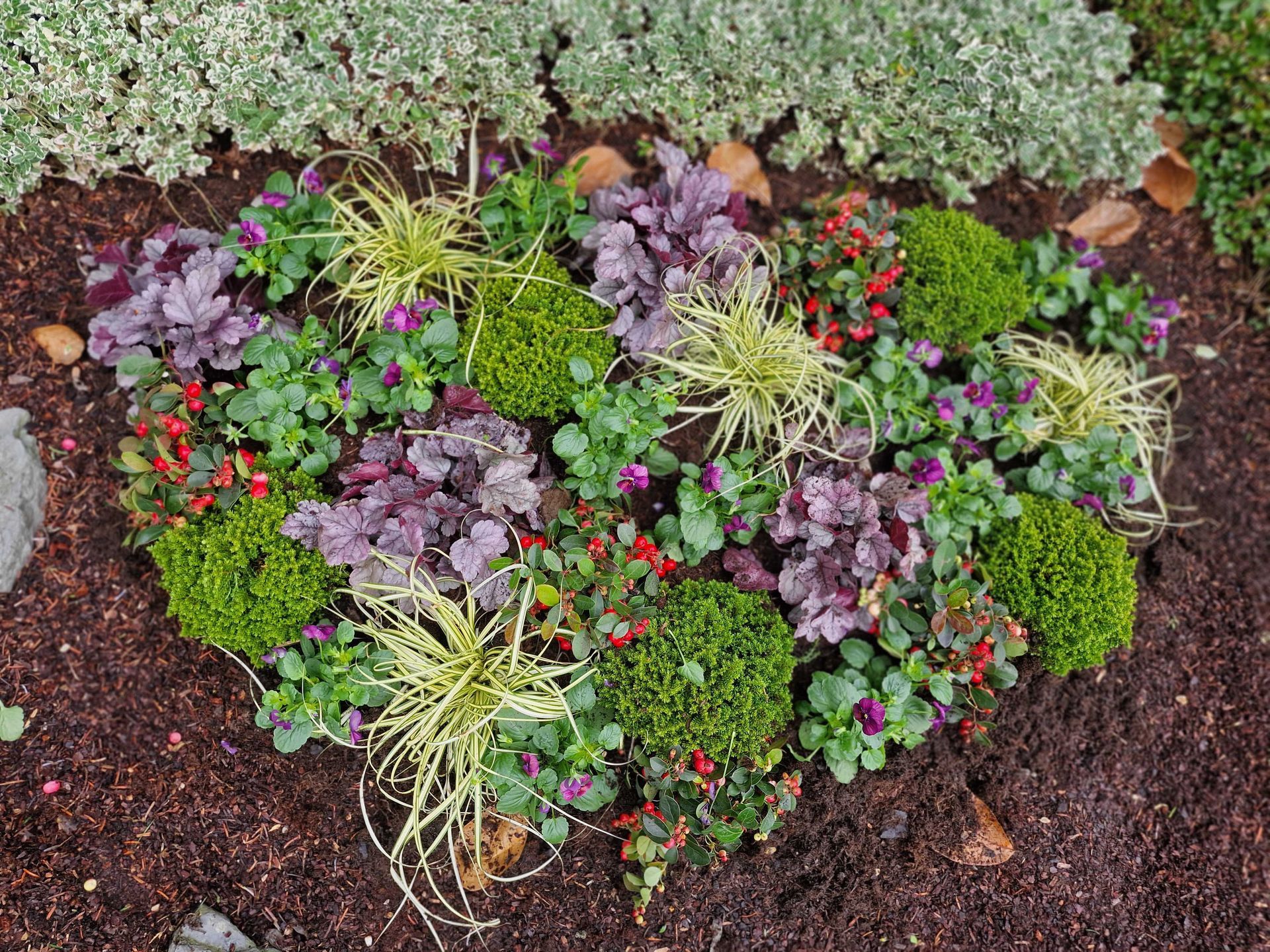 Florales Gesteck für Friedhof und Gedenkstätten mit dezenten Blumen und Grünpflanzen