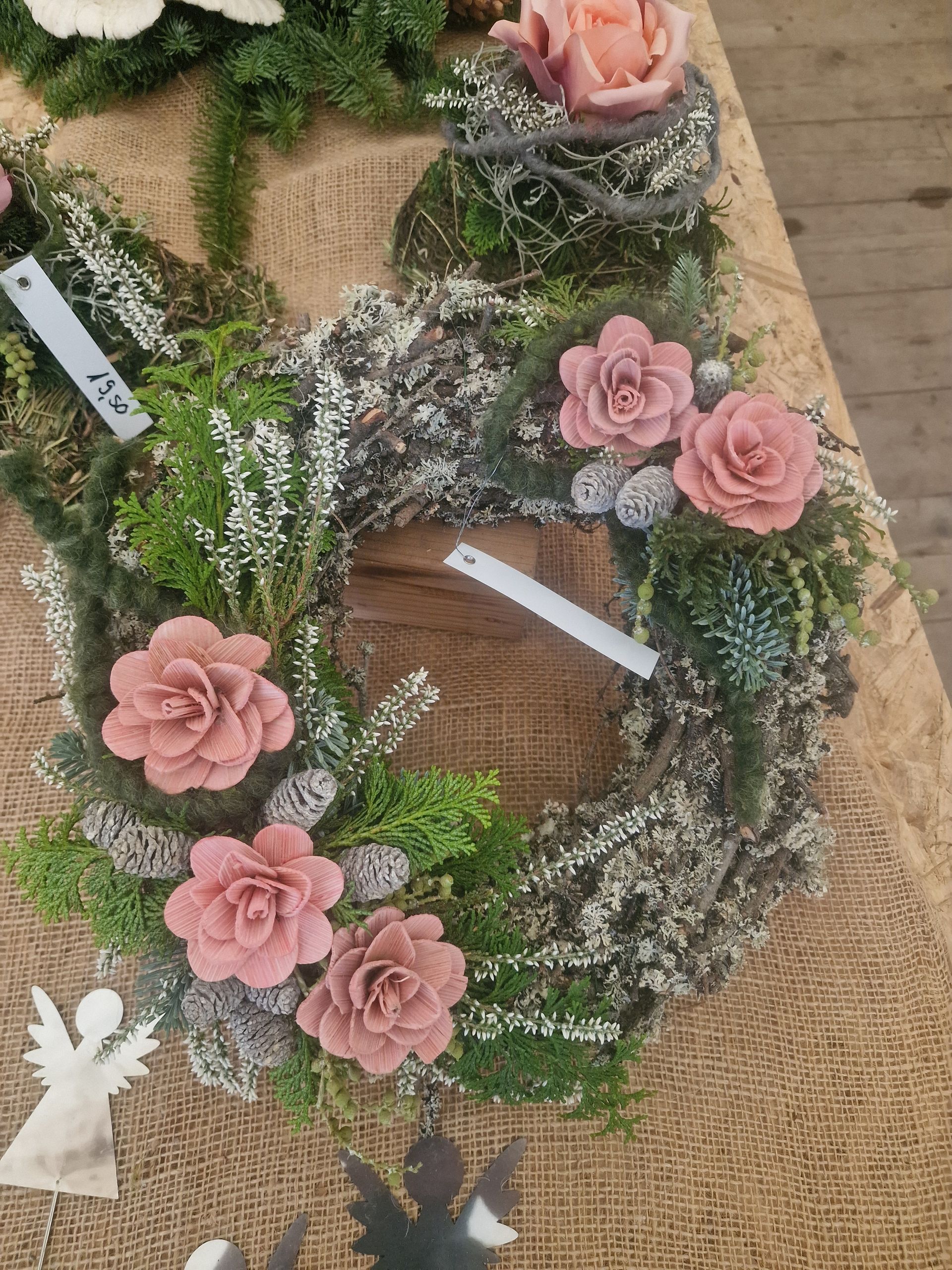 Runder Blumenstrauß aus rosa Rosen für Allerheiligen