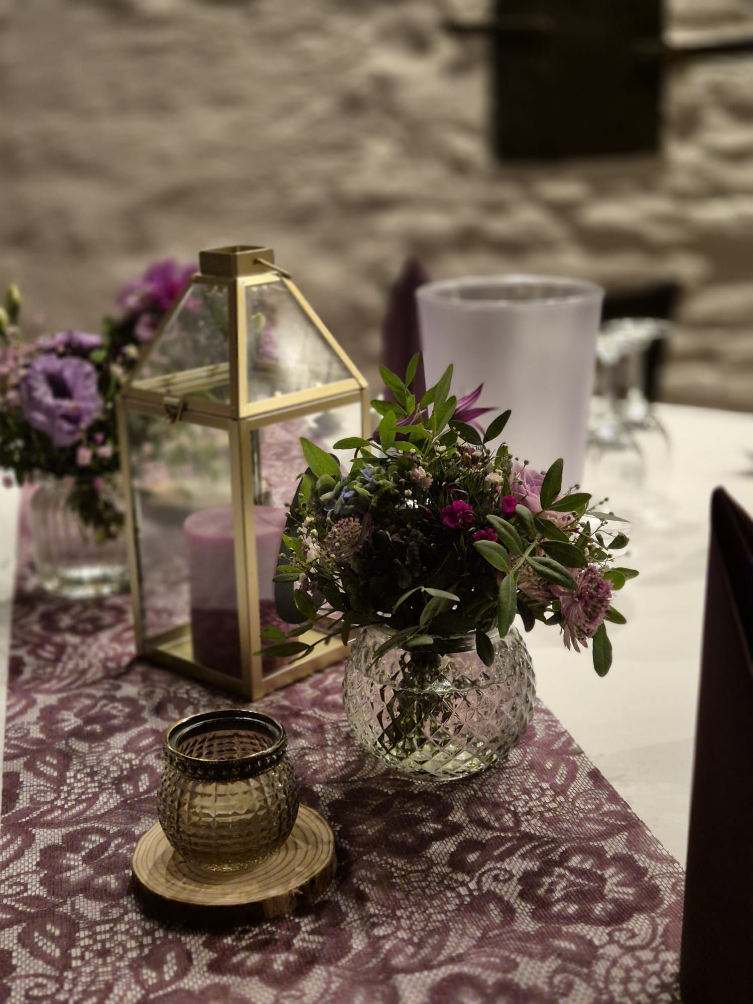 Tischdekoration mit rosa Rosen und Kerzen