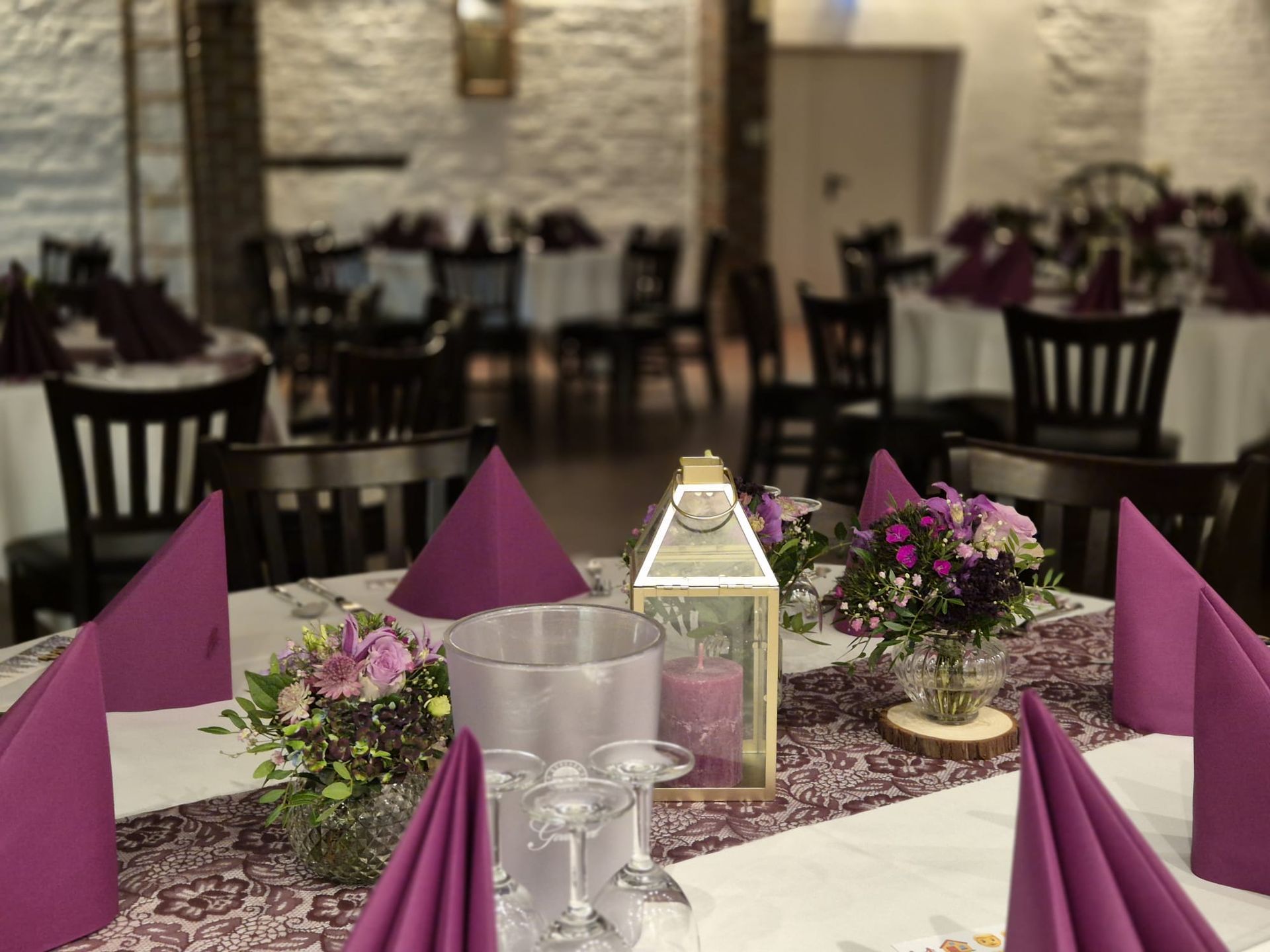 Tischdekoration mit rosa Rosen und Kerzen