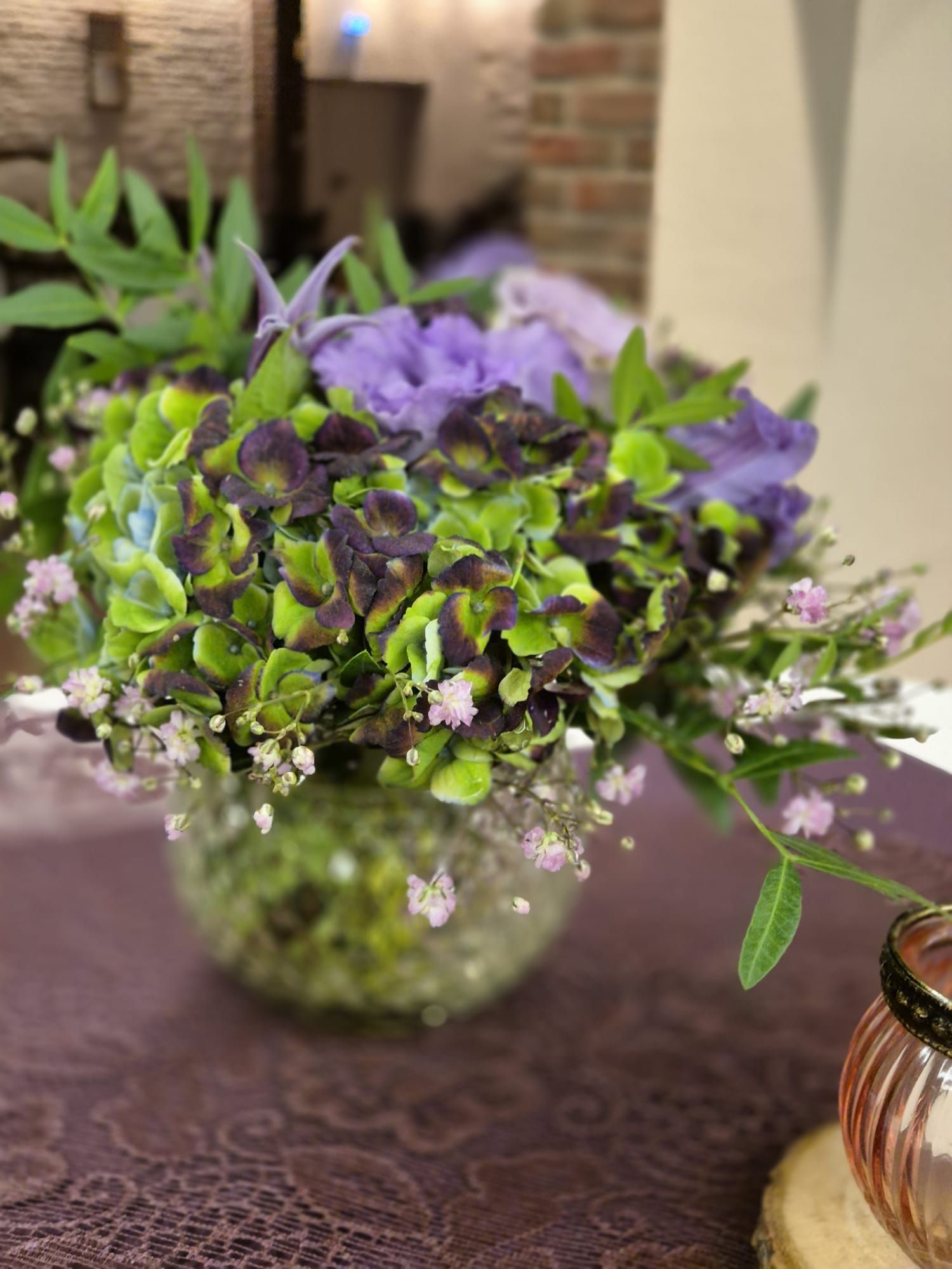 Blumenkranz mit Wildblumen und Eukalyptus.