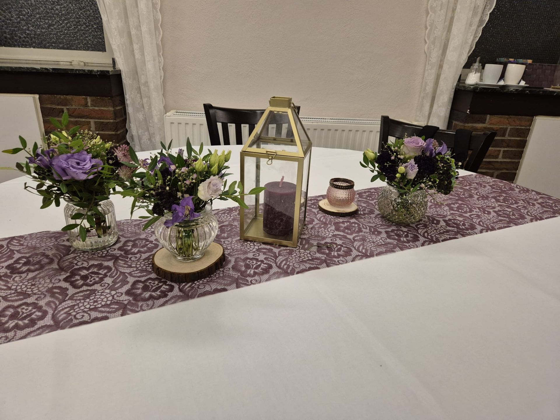 Tischdekoration mit rosa Rosen und Kerzen