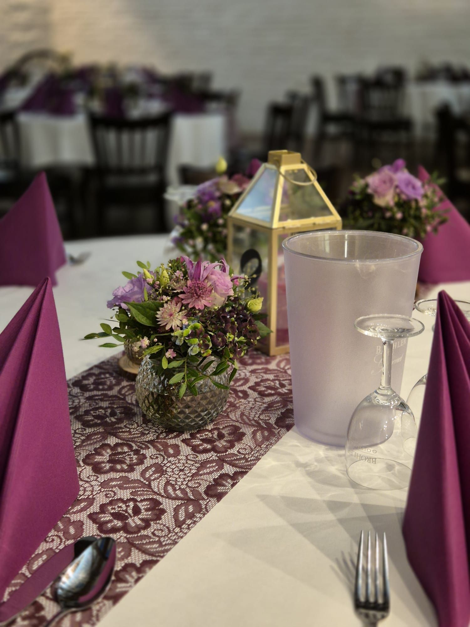 Tischdekoration mit rosa Rosen und Kerzen