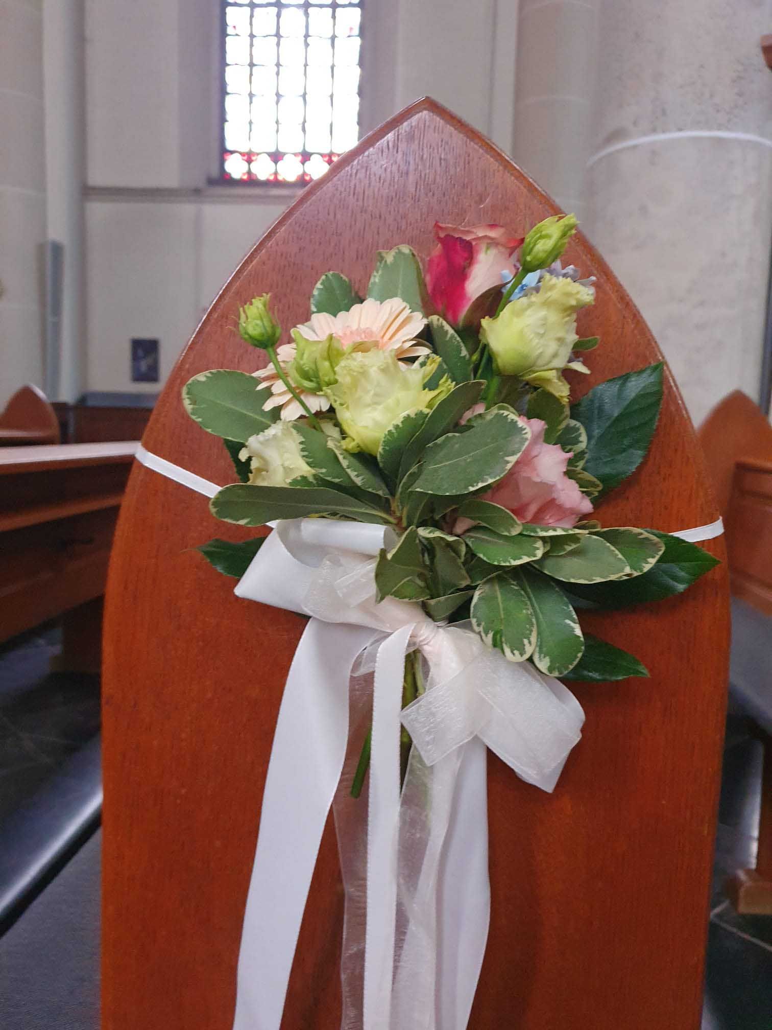 Arrangement aus Blumen und Pflanzen in verschiedenen Farben und Formen