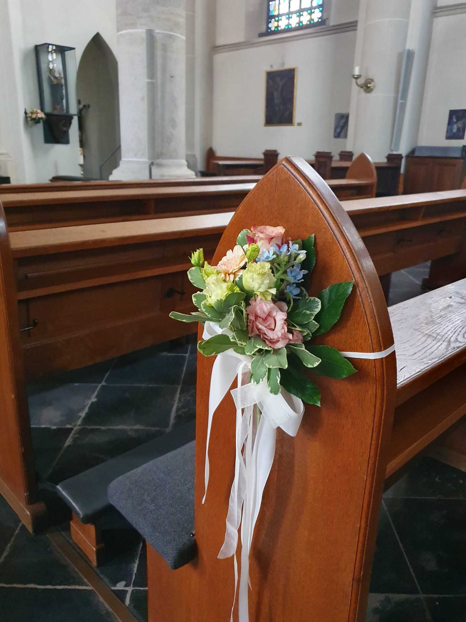 Arrangement aus Blumen und Pflanzen in verschiedenen Farben und Formen
