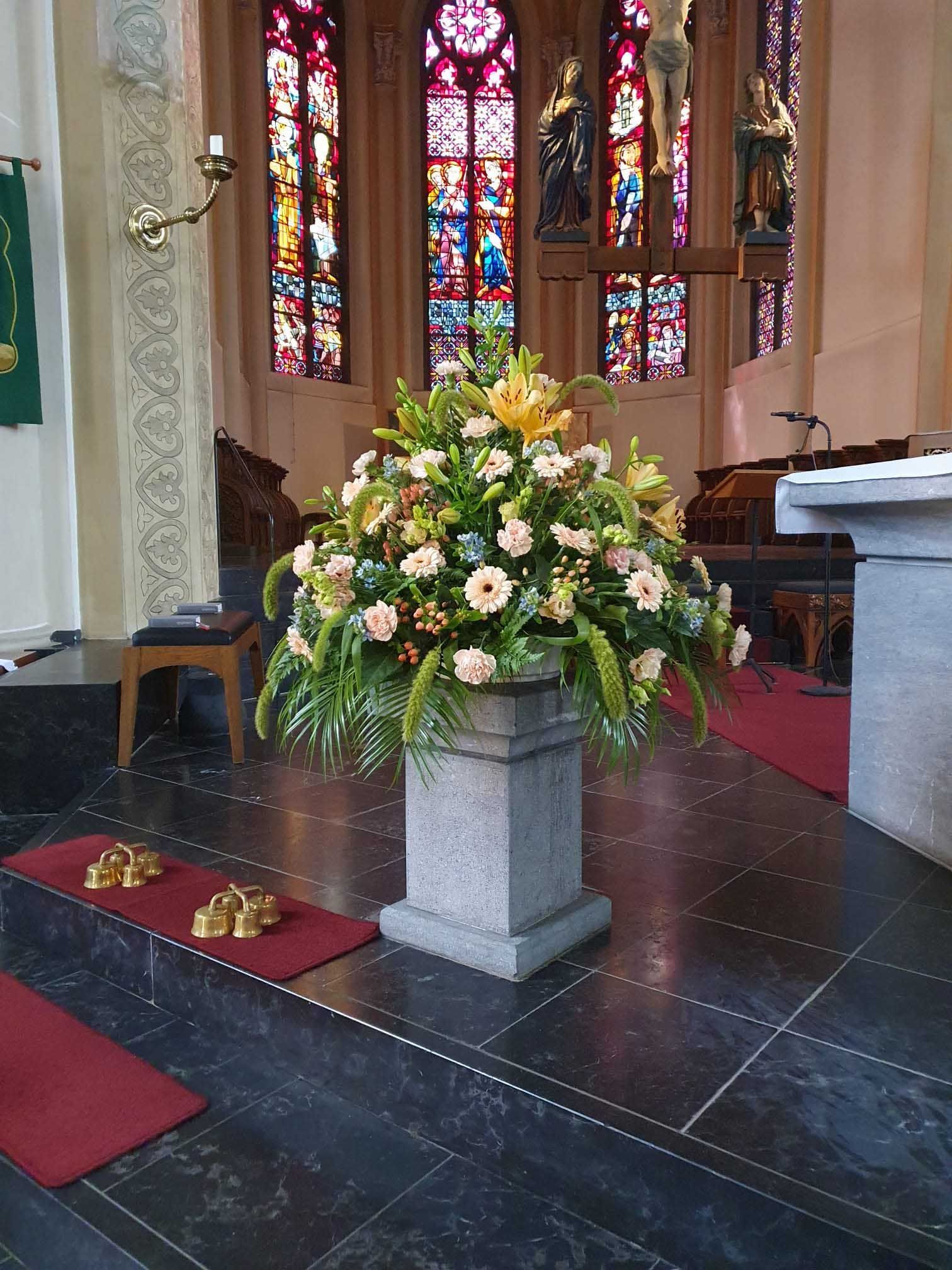 Arrangement aus Blumen und Pflanzen in verschiedenen Farben und Formen