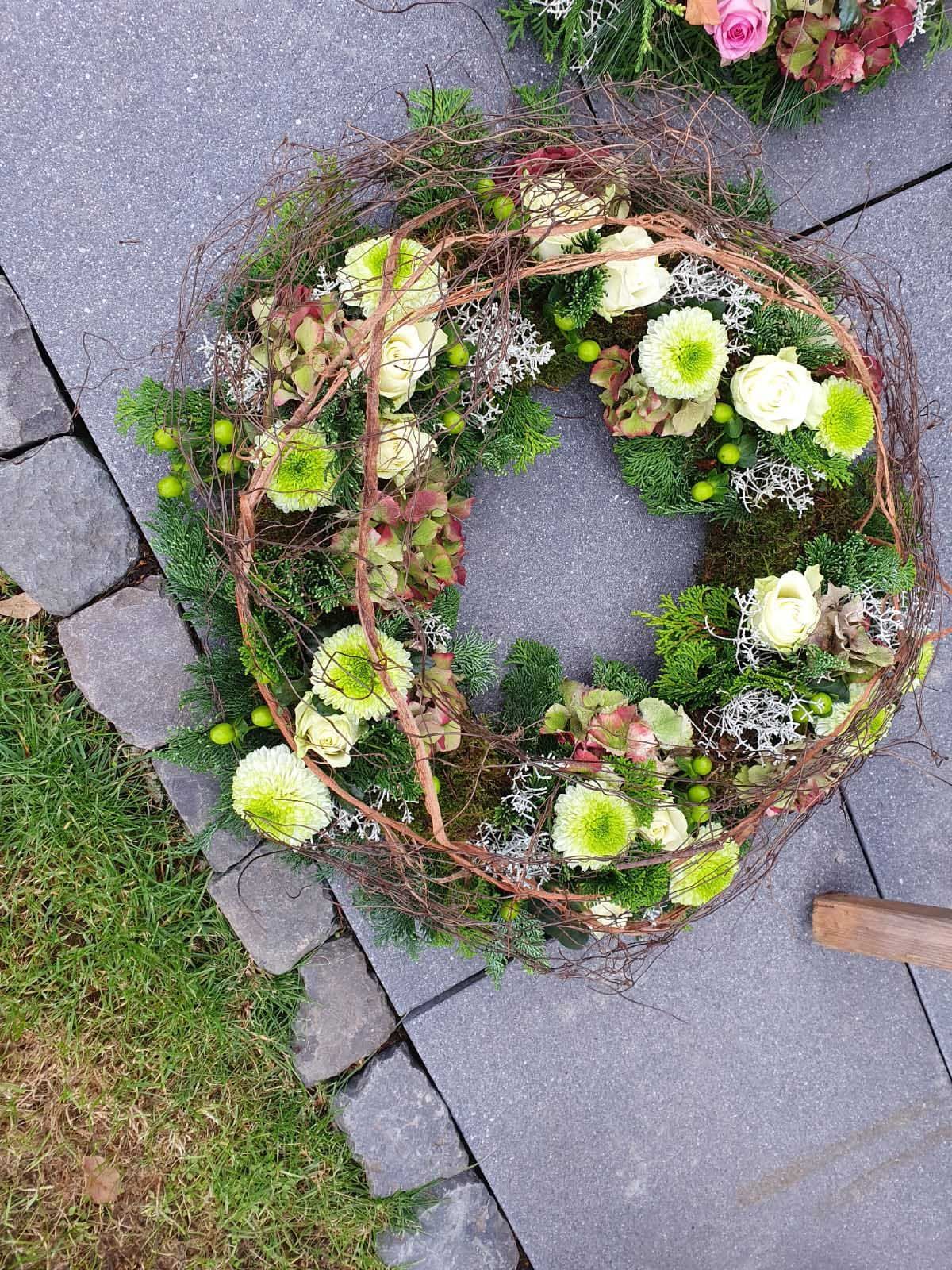 Florales Arrangement mit saisonalen Blumen und Pflanzen, kunstvoll zusammengestellt und ästhetisch arrangiert.