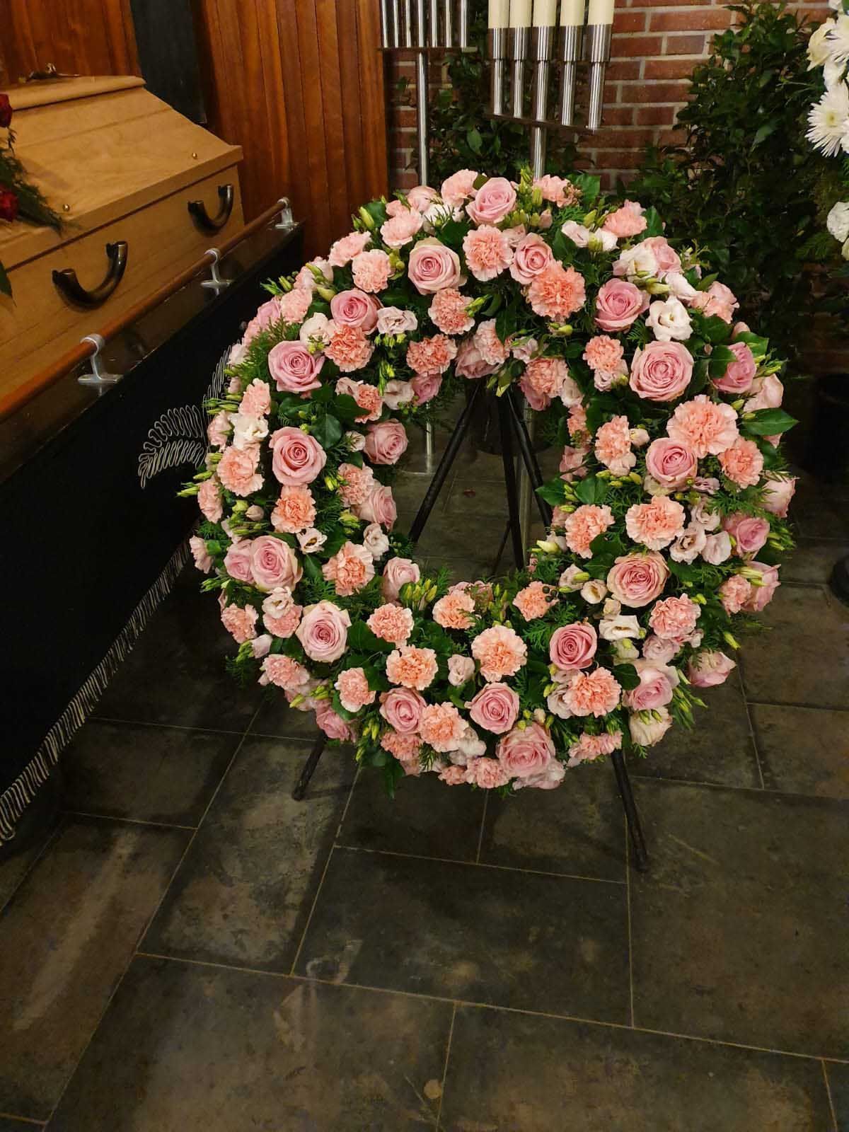 Florales Arrangement mit saisonalen Blumen und Pflanzen, kunstvoll zusammengestellt und ästhetisch arrangiert.