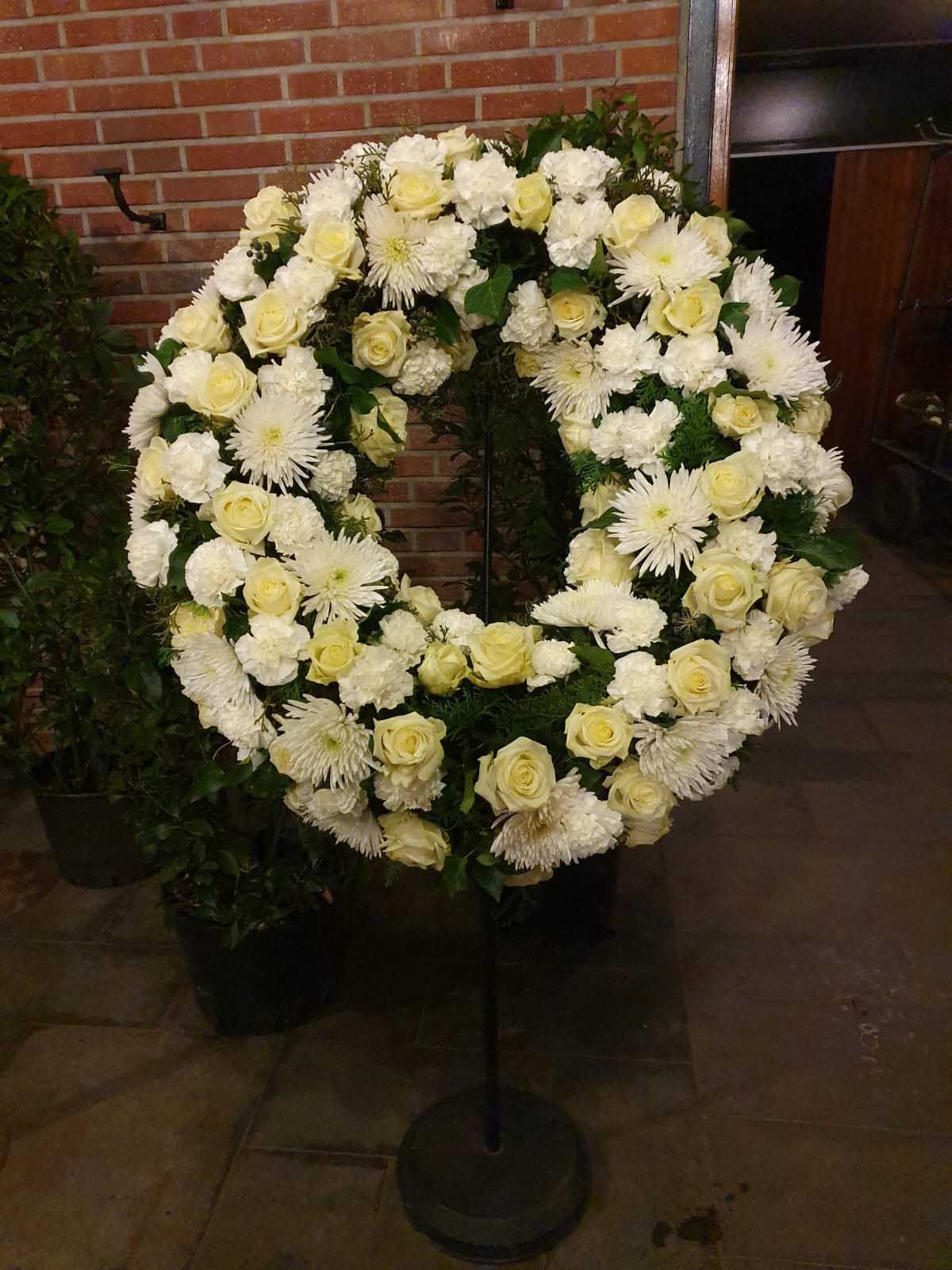 Florales Arrangement mit saisonalen Blumen und Pflanzen, kunstvoll zusammengestellt und ästhetisch arrangiert.