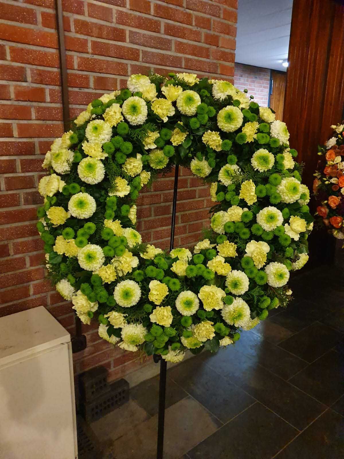 Florales Arrangement mit saisonalen Blumen und Pflanzen, kunstvoll zusammengestellt und ästhetisch arrangiert.