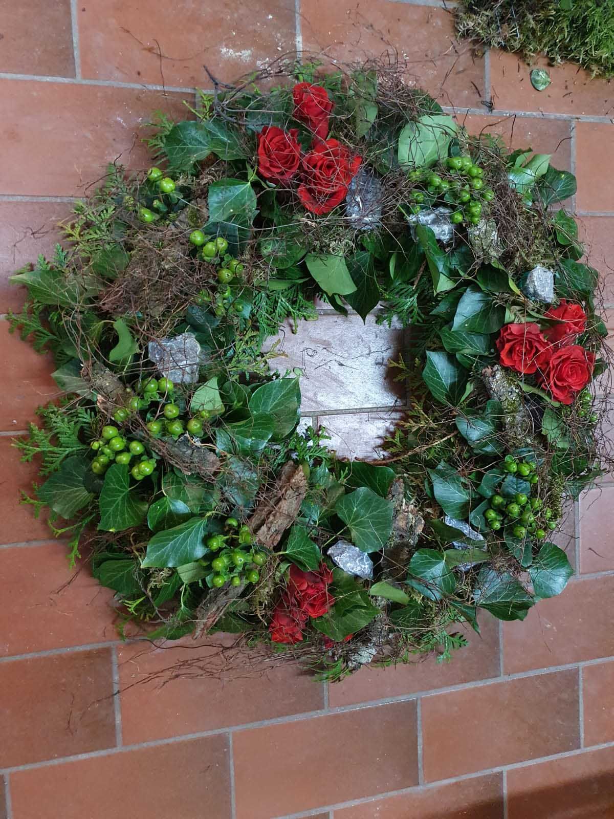 Verschiedene Blumensträuße in unterschiedlichen Farben und Größen, arrangiert mit dekorativen Pflanzen und Blättern.