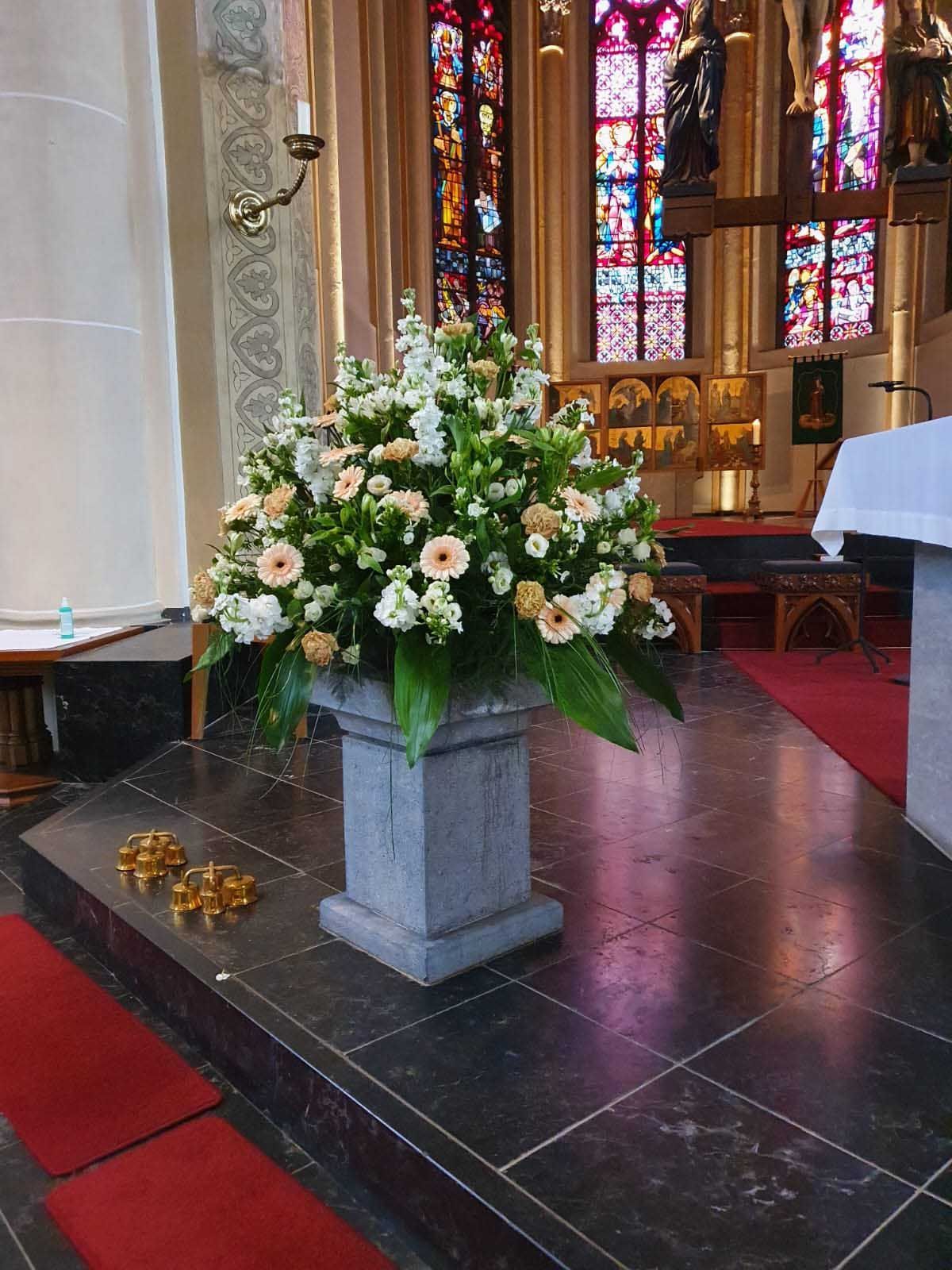 Arrangement aus Blumen und Pflanzen in verschiedenen Farben und Formen