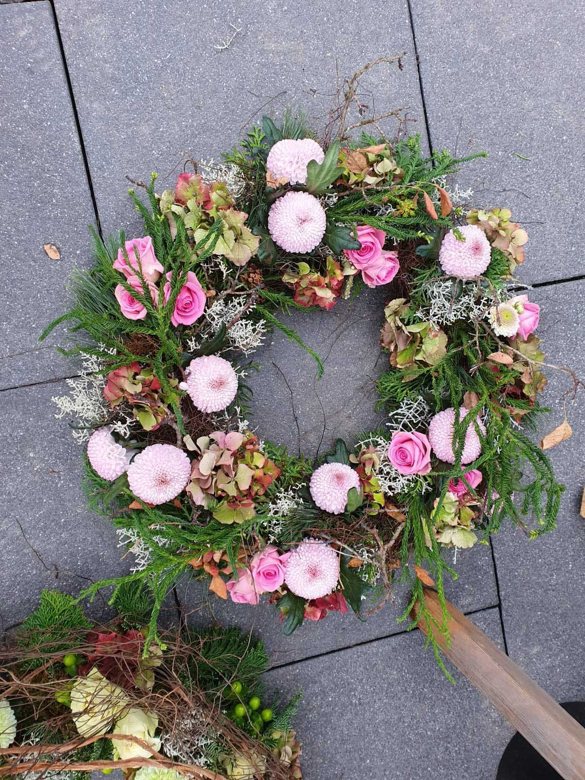 Arrangement aus Blumen und Pflanzen in verschiedenen Farben und Formen