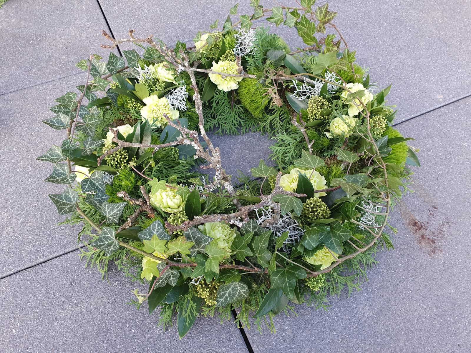 Arrangement aus Blumen und Pflanzen in verschiedenen Farben und Formen