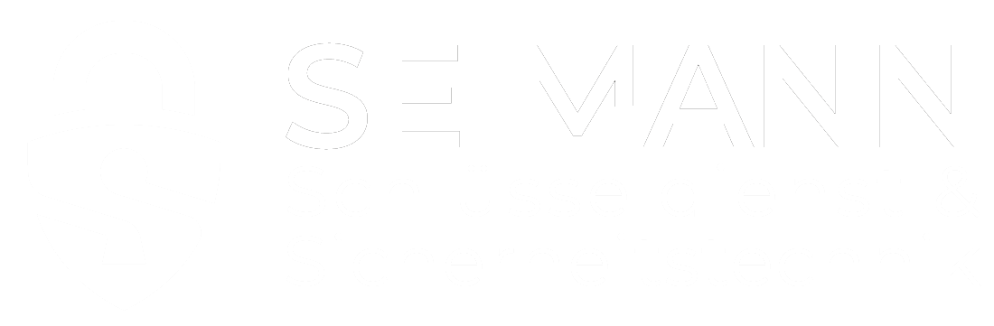 Wei&szlig;es Logo mit dem stilisierten Text &bdquo;SILVANN&ldquo; in einer eleganten, modernen Schriftart.