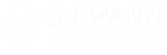 Wei&szlig;es Logo mit dem stilisierten Text &bdquo;SILVANN&ldquo; in einer eleganten, modernen Schriftart.