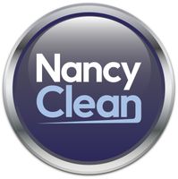 Un botón metálico circular con el texto "Nancy Clean" en blanco y azul claro sobre un fondo azul oscuro.