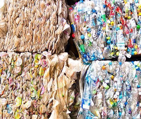 Fardos comprimidos de plástico y papel reciclado.