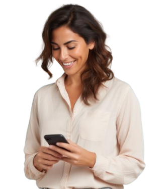 Un homme avec une barbe utilisant un téléphone ; souriant, portant une chemise en jean.