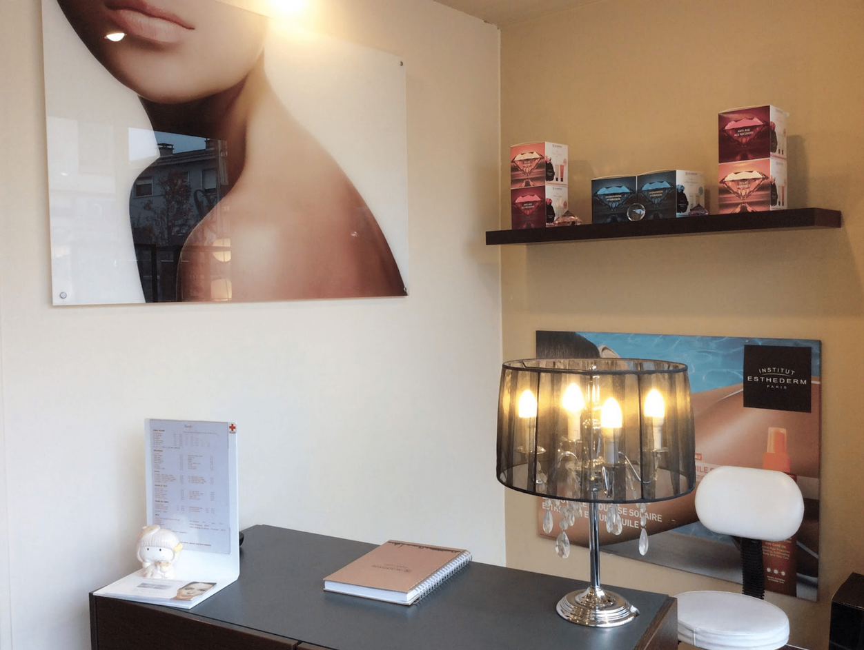 Bureau avec une affiche