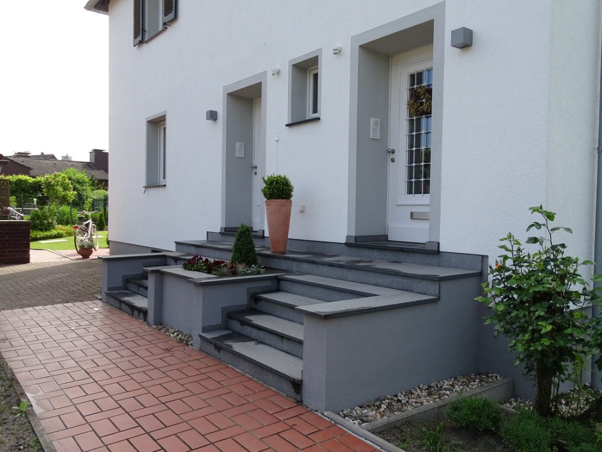 Treppen mit Naturstein belegt