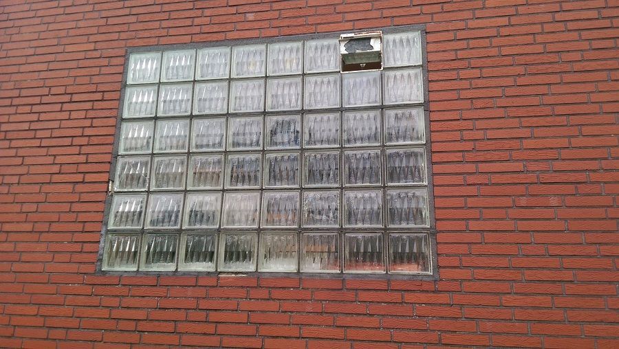 Ausbau / Austausch von Glasbausteinen zu Fenstern