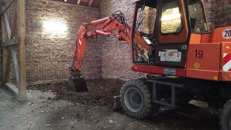 Bodenplatte und Verbundpflaster in einer Scheune