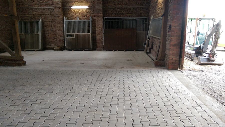 Bodenplatte und Verbundpflaster in einer Scheune