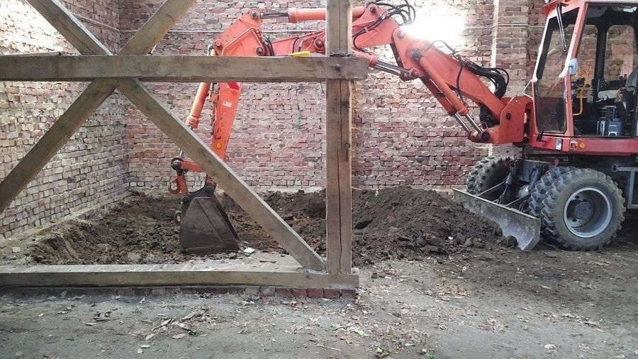 Bodenplatte und Verbundpflaster in einer Scheune