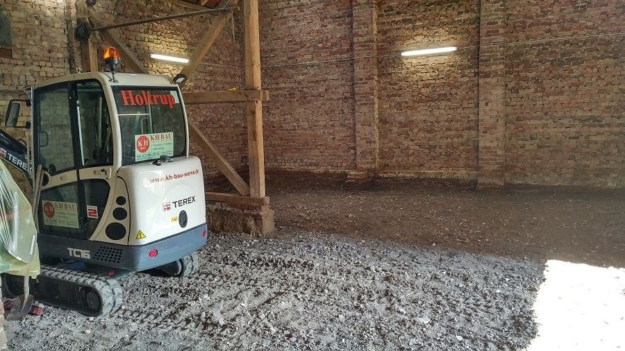 Bodenplatte und Verbundpflaster in einer Scheune