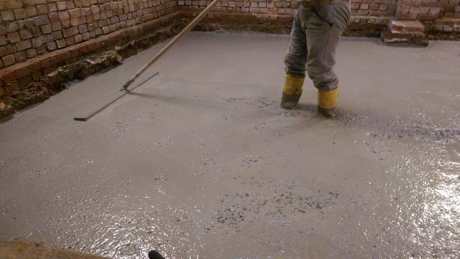 Bodenplatte und Verbundpflaster in einer Scheune