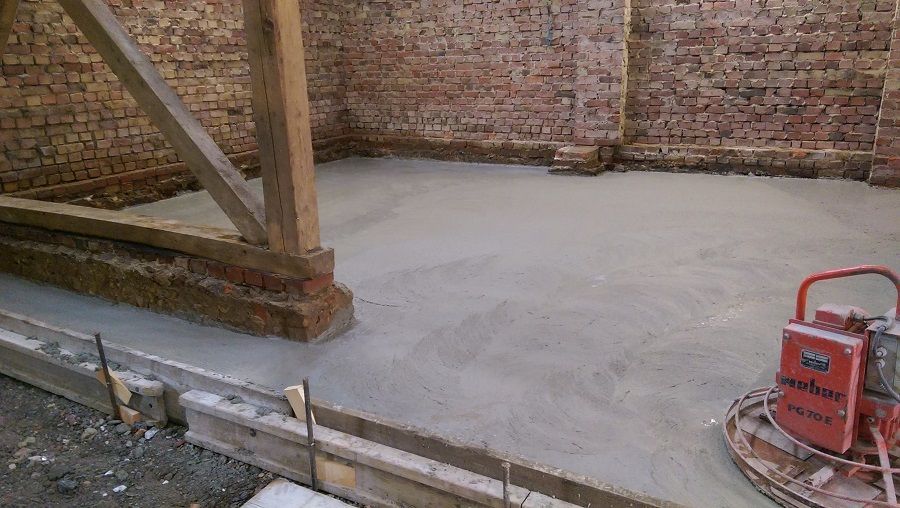 Bodenplatte und Verbundpflaster in einer Scheune