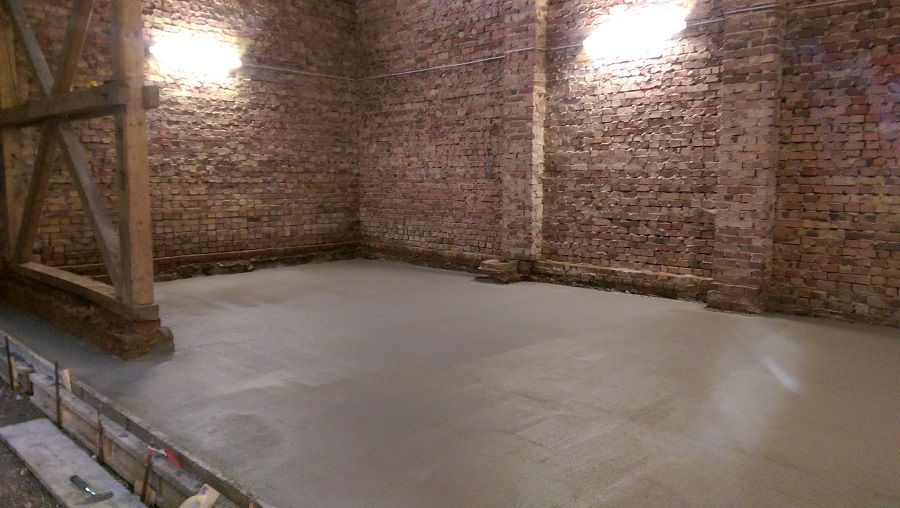 Bodenplatte und Verbundpflaster in einer Scheune
