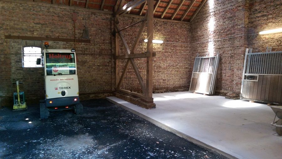 Bodenplatte und Verbundpflaster in einer Scheune