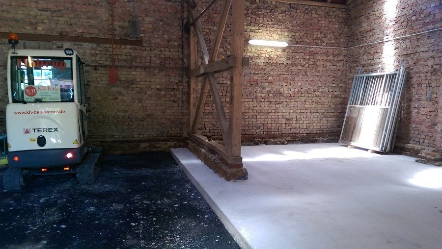 Bodenplatte und Verbundpflaster in einer Scheune