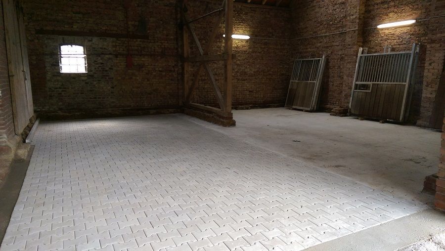 Bodenplatte und Verbundpflaster in einer Scheune