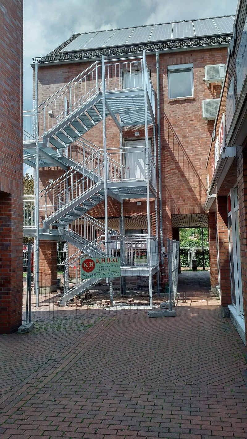 Umbauarbeiten am Kaufhaus Gröblinghoff in Bönen – Fluchttreppe