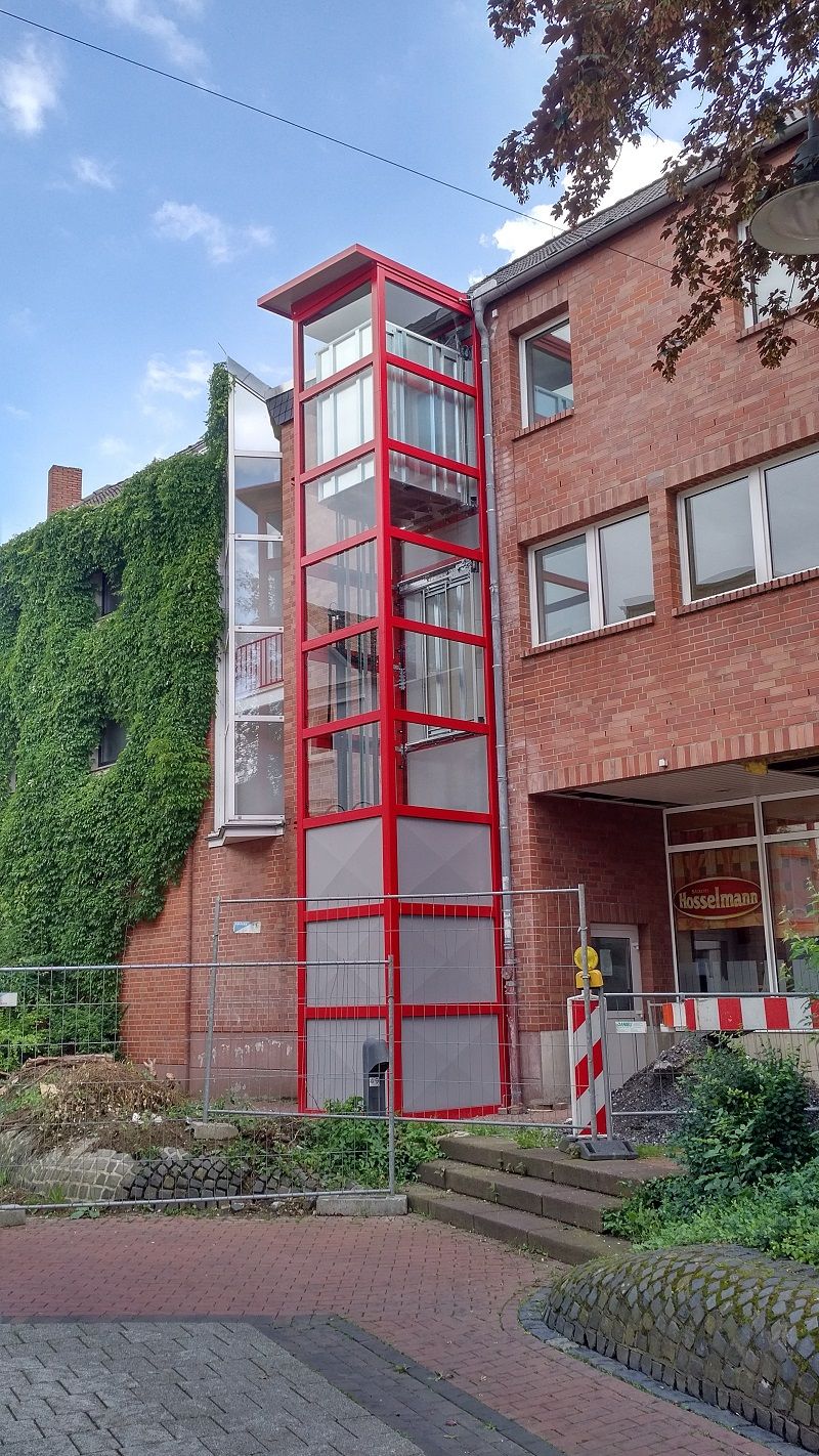 Umbauarbeiten am Kaufhaus Gröblinghoff in Bönen – Außenaufzug