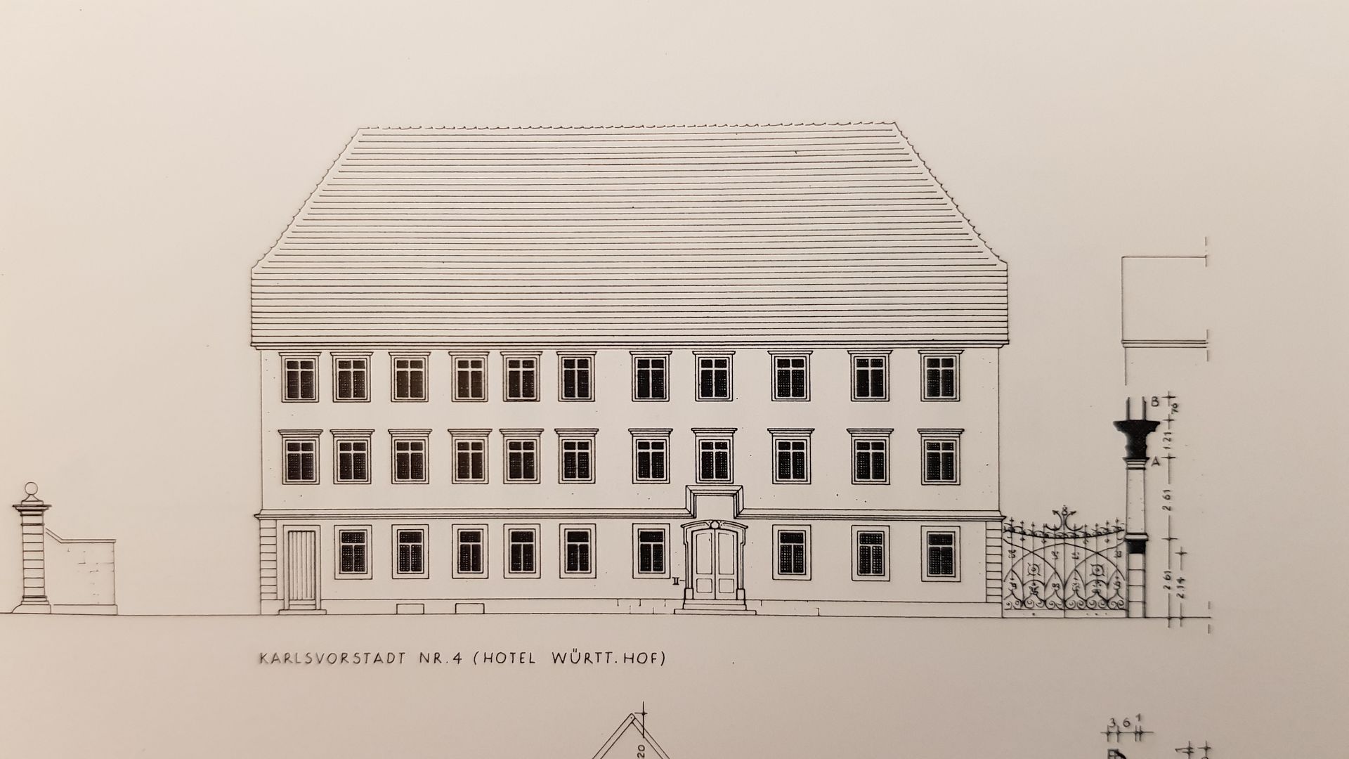 Strichzeichnung eines dreistöckigen Gebäudes mit vielen Fenstern und einem strukturierten Dach, wahrscheinlich eine architektonische Darstellung.