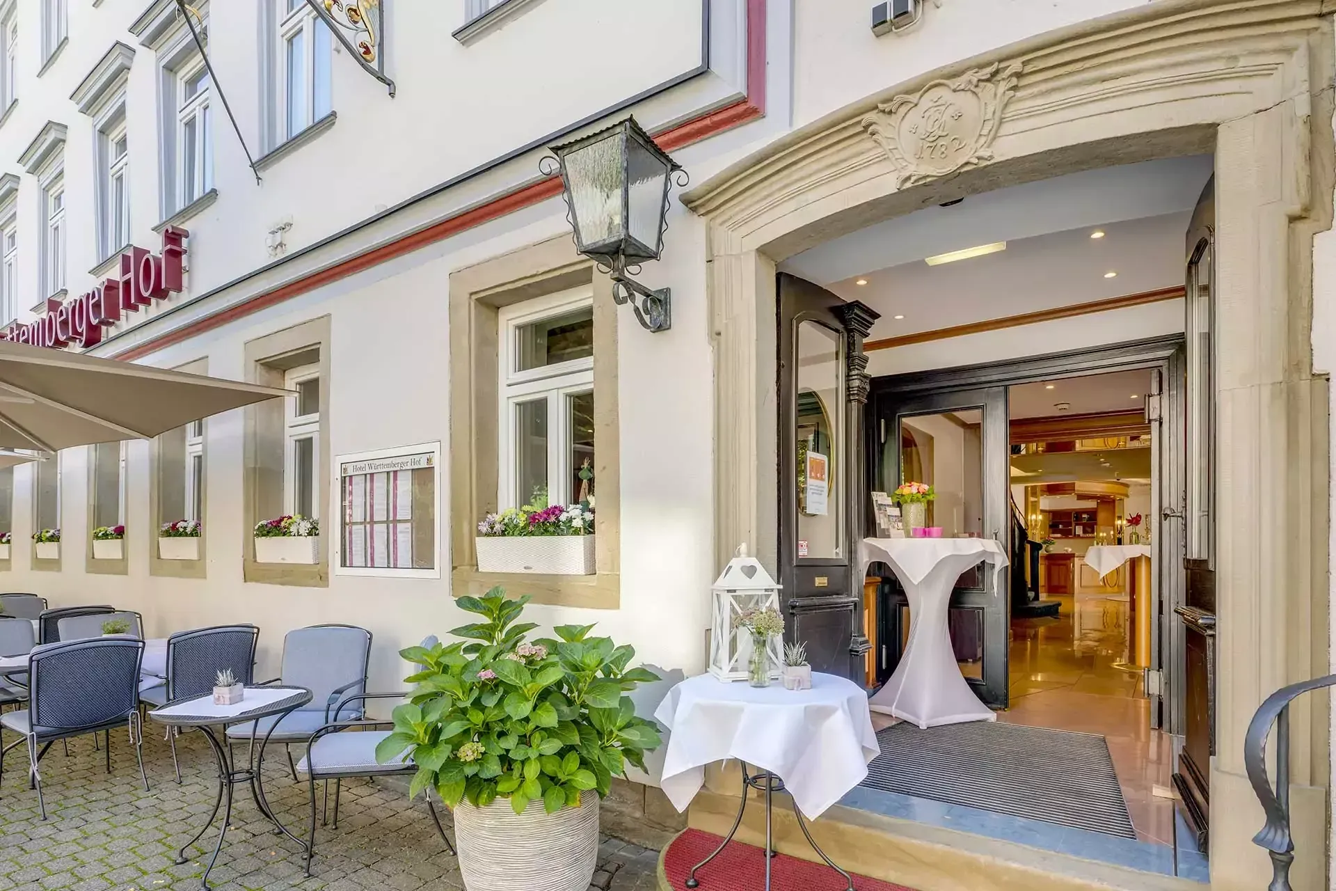 Außenansicht eines Restaurants, „Ristorante Capitolii“, mit Sitzgelegenheiten im Freien und offenem Eingang.