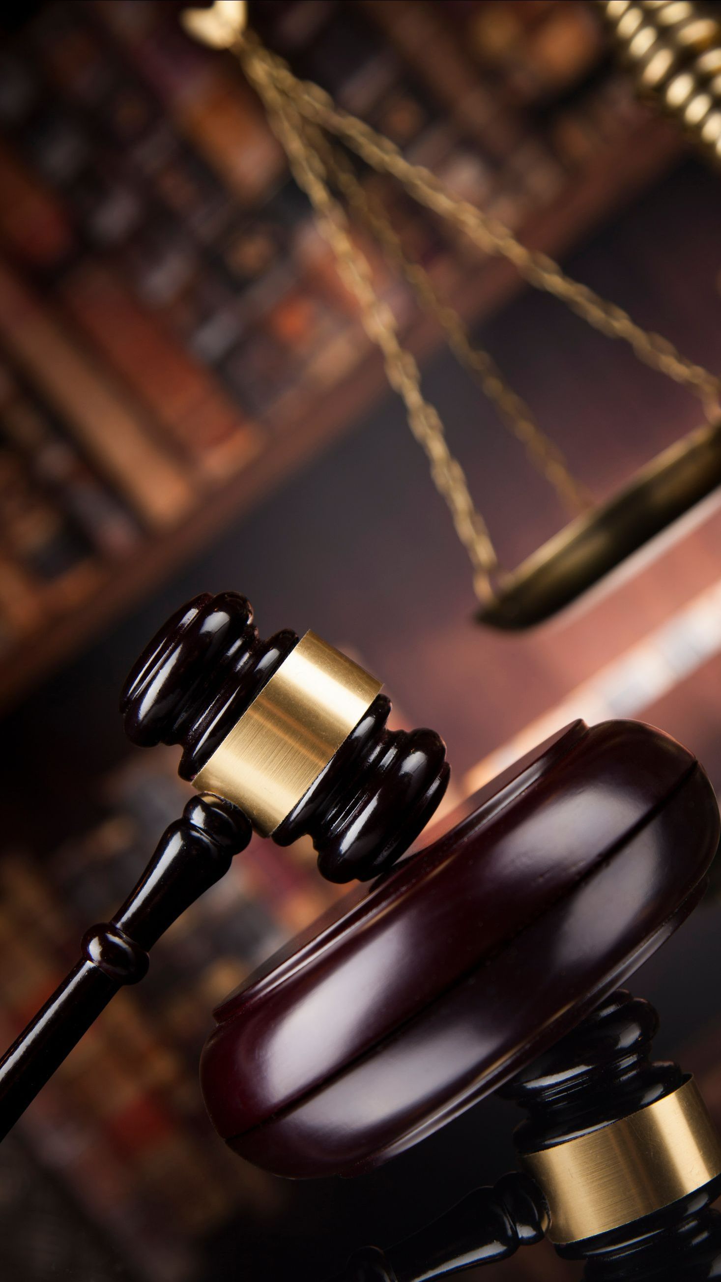 Maillet de la justice posé sur son socle