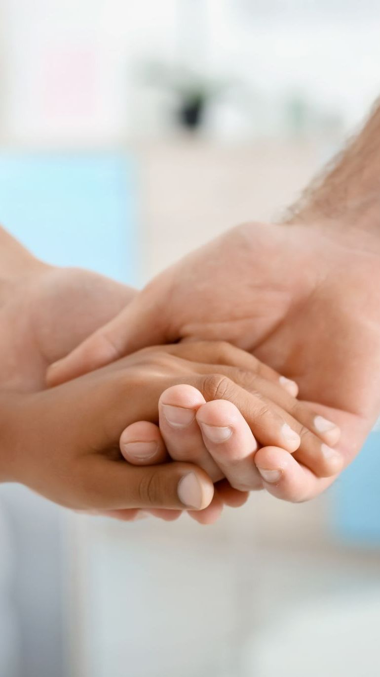 Parent tenant la main de son enfant