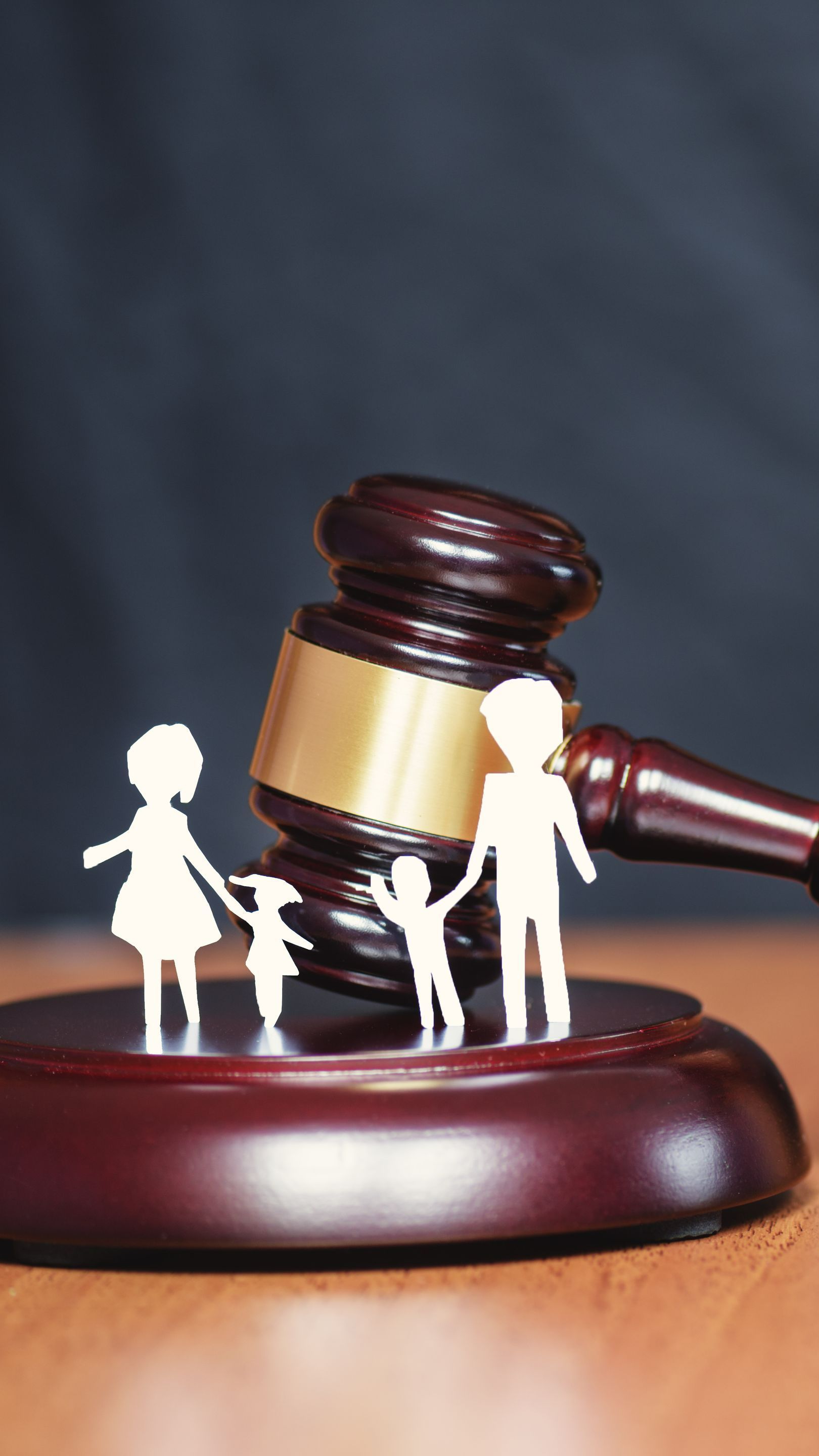 Maillet de justice et ribambelle représentant une famille