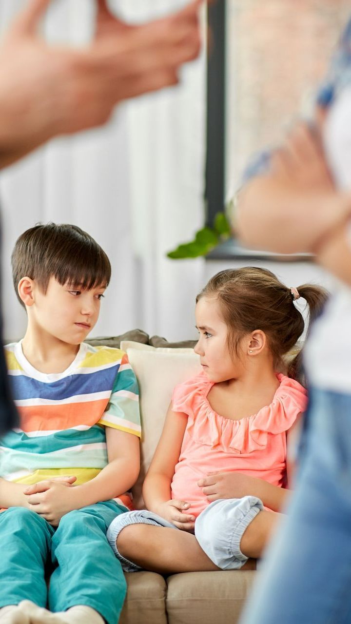 Deux enfants assis sur un canapé