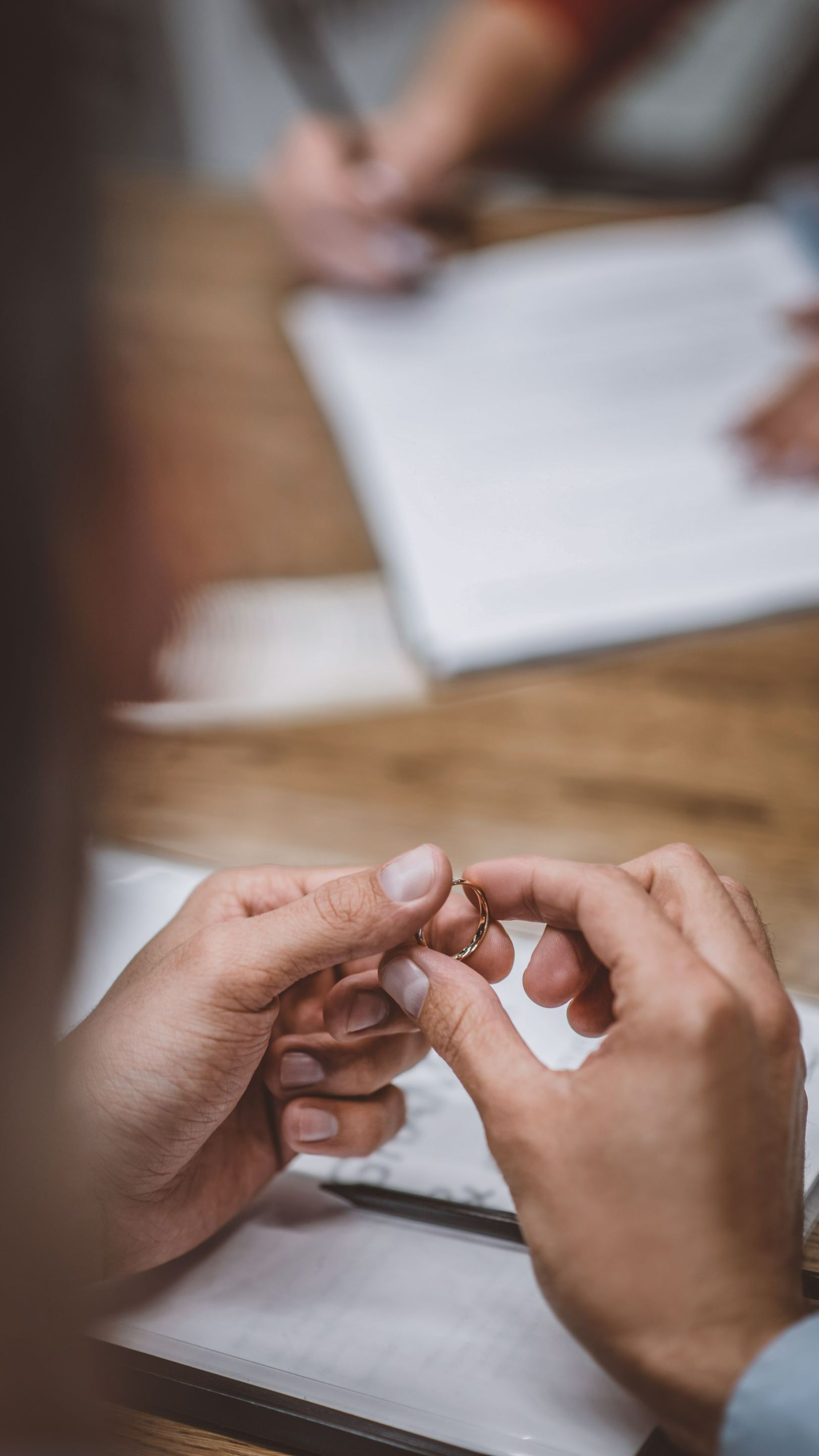 Femme ayant retiré son alliance