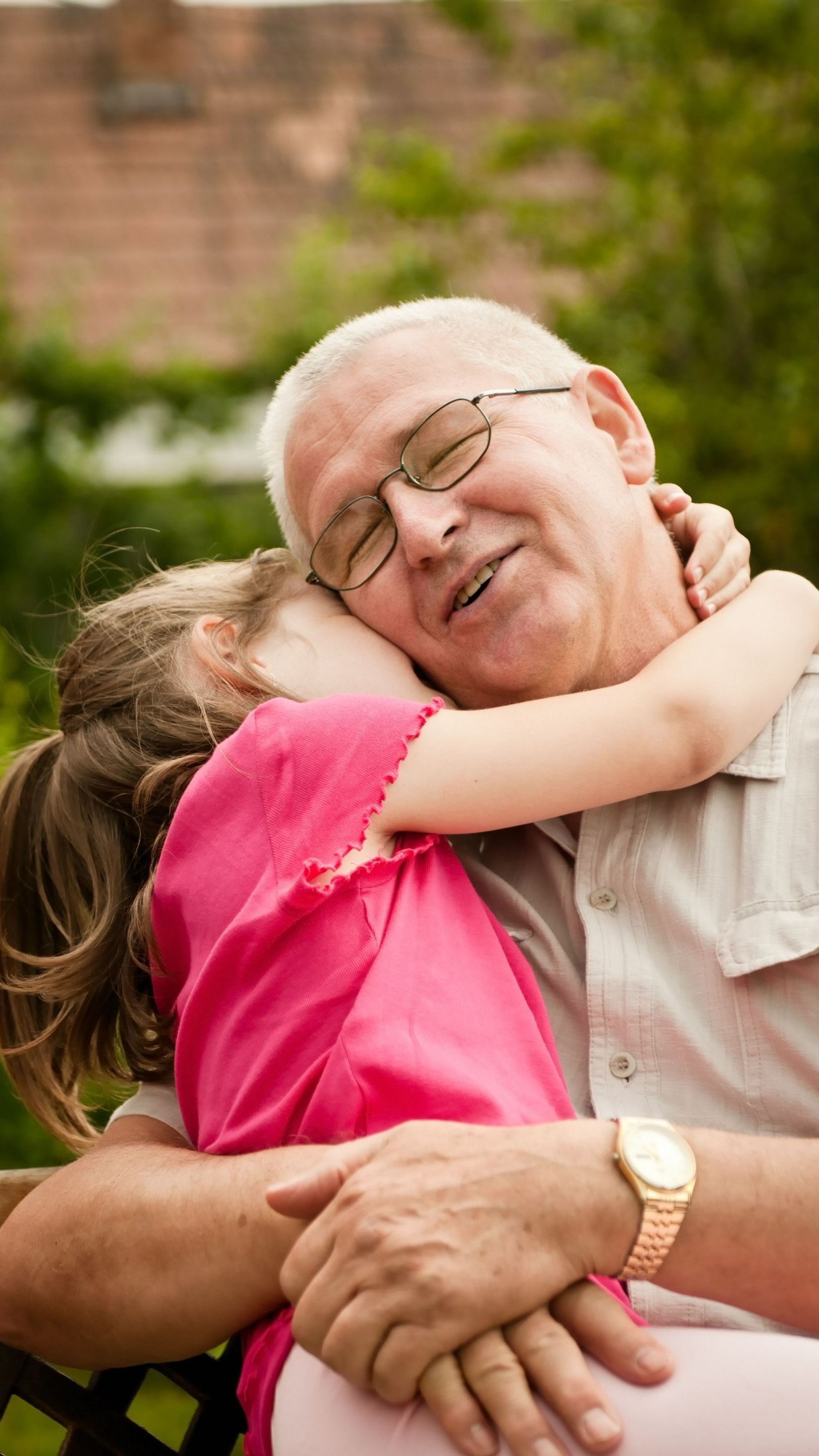 Petite fille enlaçant son grand-père
