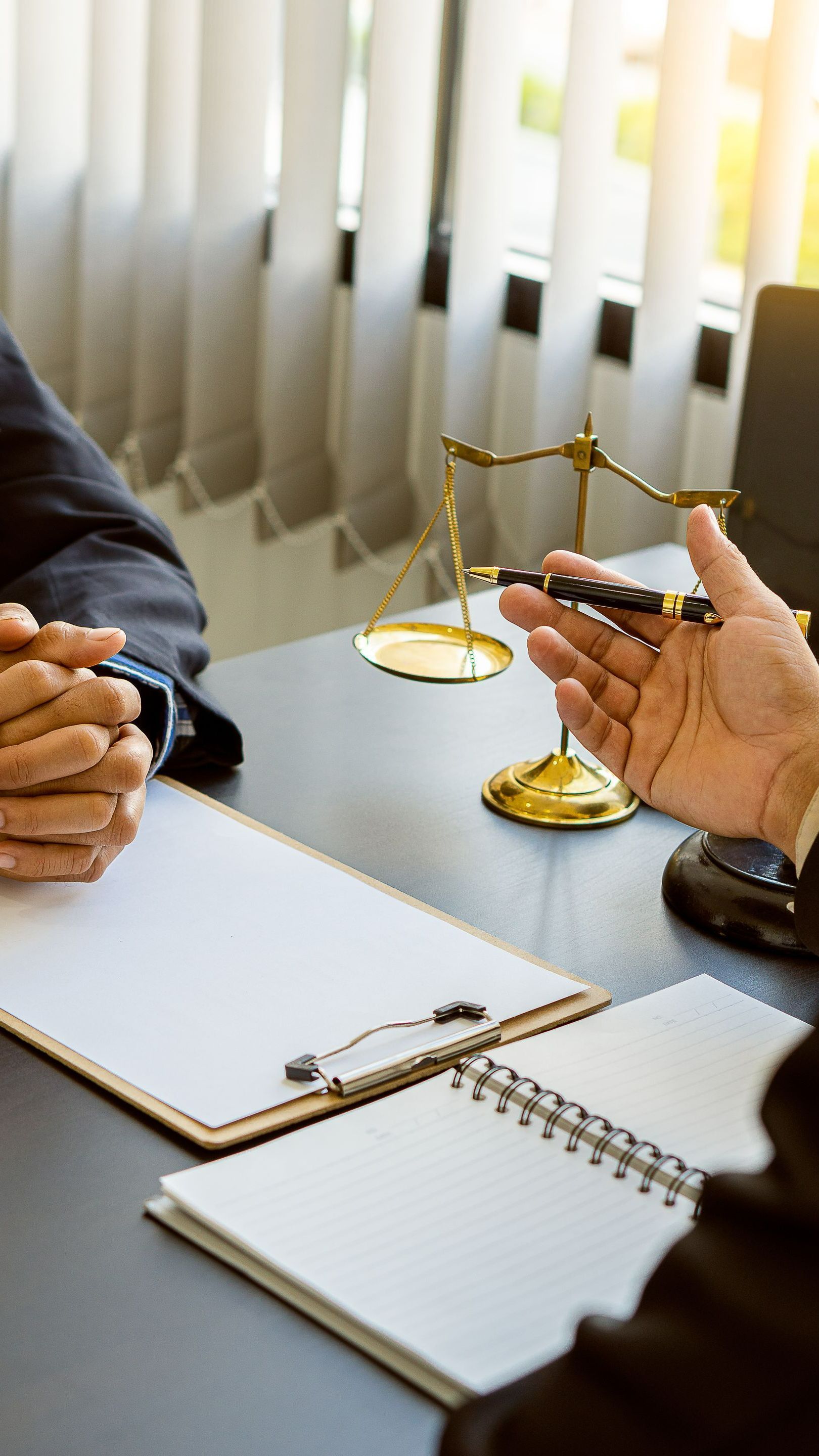 Deux personnes discutant à un bureau